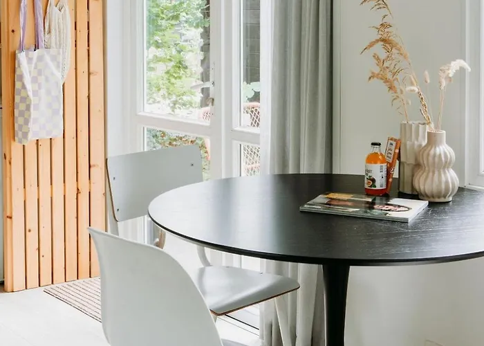 The Red Shutter 샬레