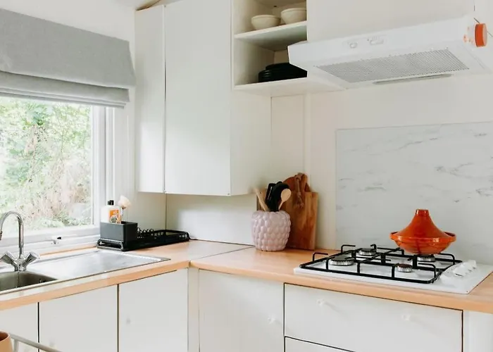 The Red Shutter * Hattemerbroek